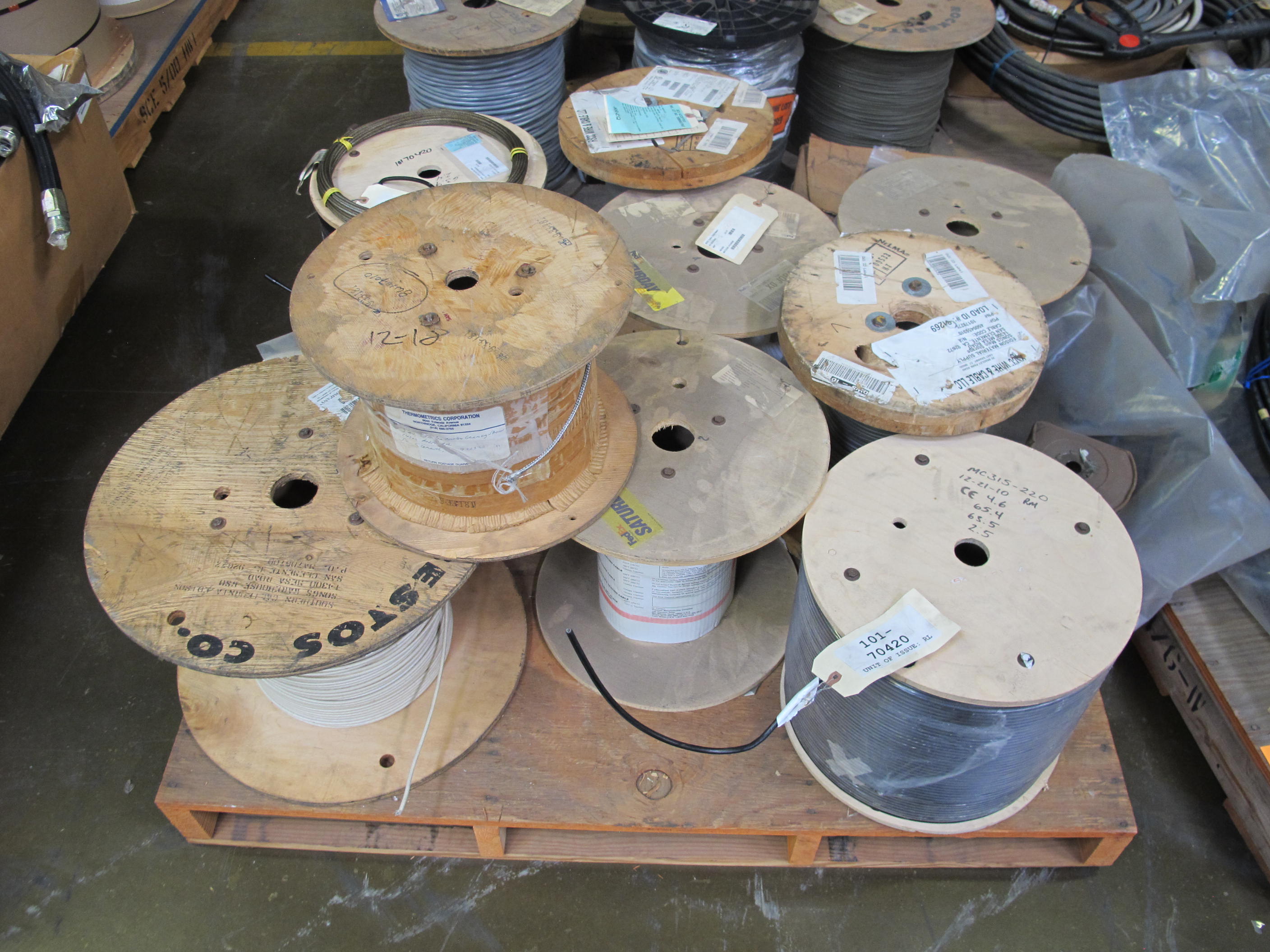 (5 PALLETS) MISC. ELECTRICAL WIRE AND CABLE! (30+) INDIVIDUAL SPOOLS TO INCLUDE BUT NOT LIMITED TO: (5) CABLES ELECTRICAL TYPE, 14 AWG SIZE, 600 V, 90 C RATING, XLPE INSULATING MATERIAL, 3 CONDUCTOR, SHIELDED KIND, 280' PER ASSEMBLY, (1 SPOOL) CABLE, ARMORED KIND, MICROPOINT MC315 SERIES, 220 M (722') PER ROLL, ETC.. LOADING & HANDLING FEE $30-4074